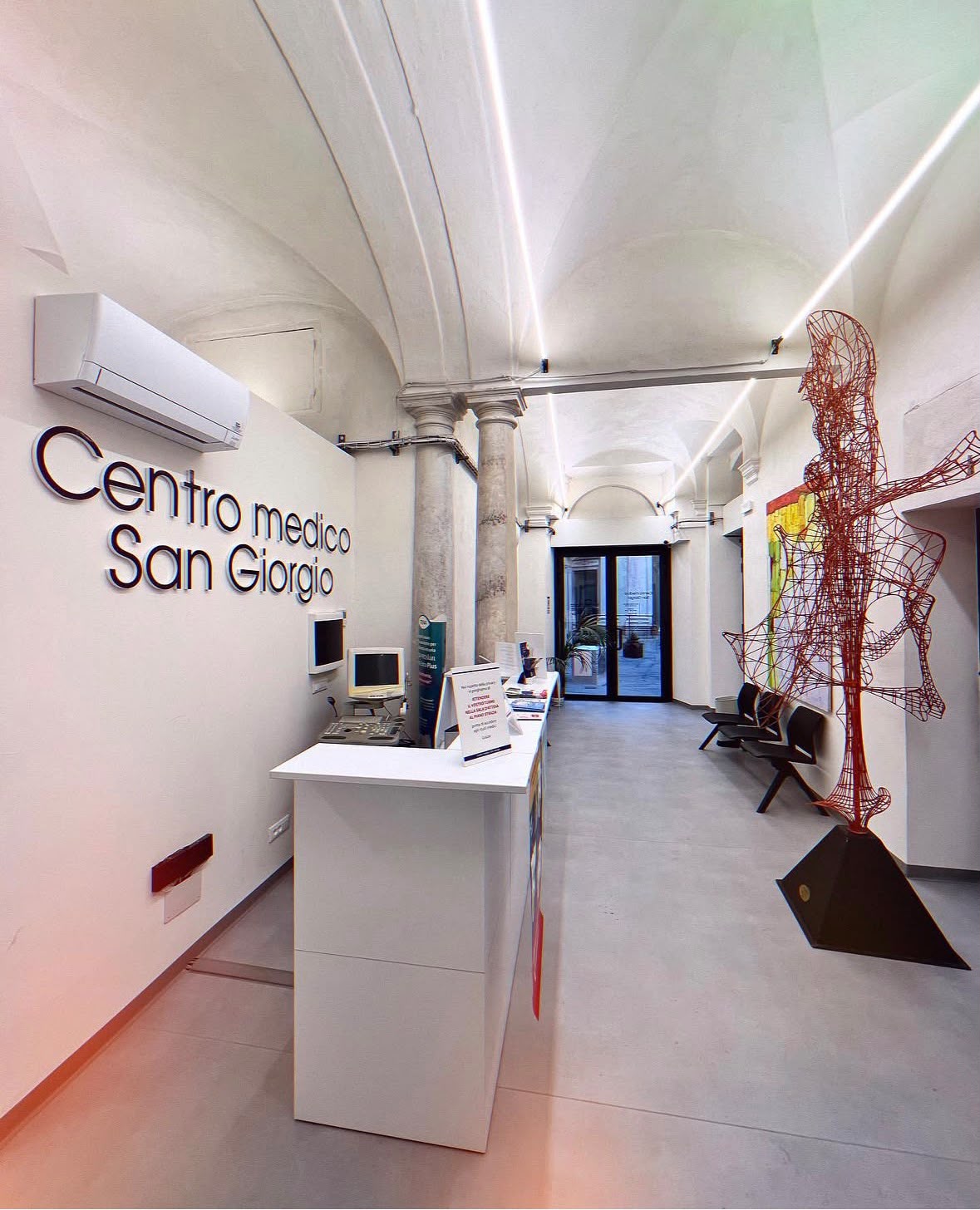 Reception e ingresso interno del Centro Medico San Giorgio