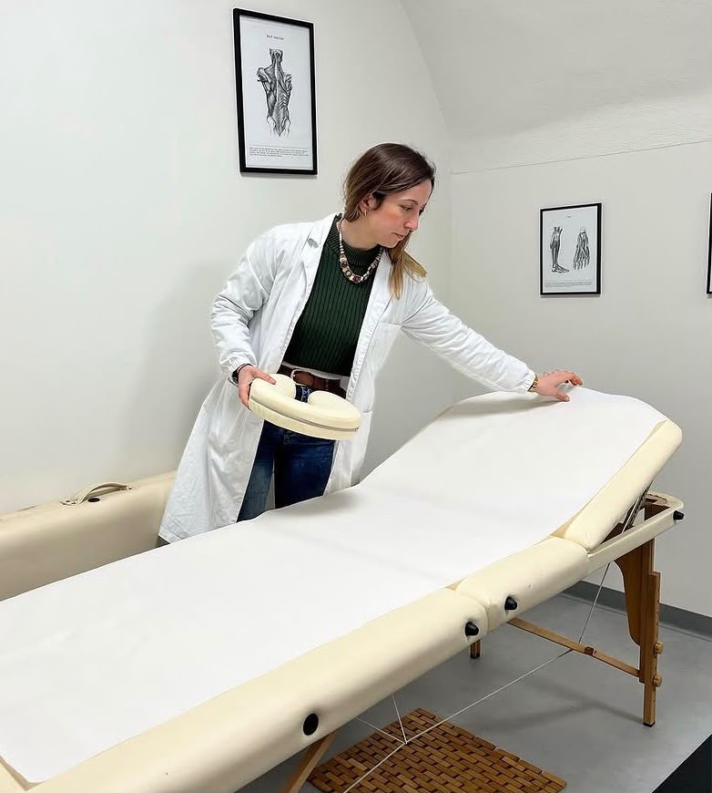 Elena Parodi mentre prepara il lettino nel suo studio a Genova